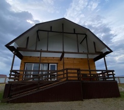 Трехместный номер с двуспальной и односпальной кроватью в Шум ручья