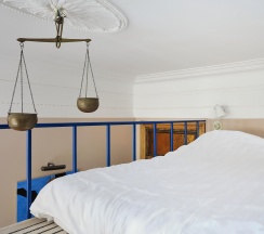 Mezzanine. Комната с кроватью на антресоли в Sands Rooms