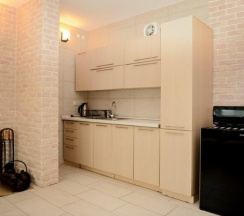 Четырехместный коттедж с террасой и видом в сад в Азов Инн