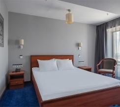 Стандарт двухместный с одной большой кроватью в Marins Park Hotel Новосибирск