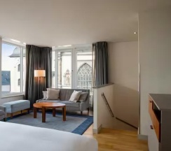 Двухместный люкс Дуплекс с 2 комнатами двуспальная кровать в Hilton Cologne
