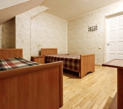 Кровать в общем номере с красивым видом из окна в Атлантида