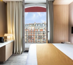 Двухместный номер Superior с балконом двуспальная кровать в Mercure Paris Alesia