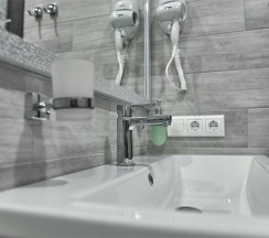 Двухместный стандарт с двуспальной кроватью (6) в July hotel