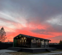 Большой дом Форест с чаном в окружении леса в Timeless