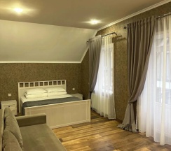 Коттедж с балконом и с видом на горы в Дом на холме