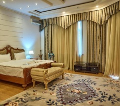 Двухместный номер Standard с балконом двуспальная кровать в Queens Hotel