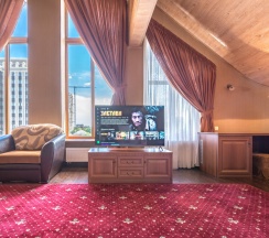 Двухместный полулюкс Мансарда с красивым видом из окна двуспальная кровать в Театр