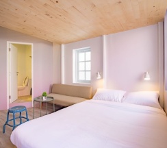 Семейный люкс с балконом в Nornyaowarat Hostel