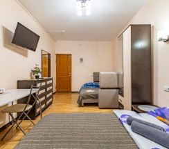 Семейный номер с двуспальной кроватью и диваном в Madison