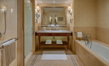 Терраса King с видом на Адмиралтейство и парк в Four Seasons Hotel Lion Palace St. Petersburg