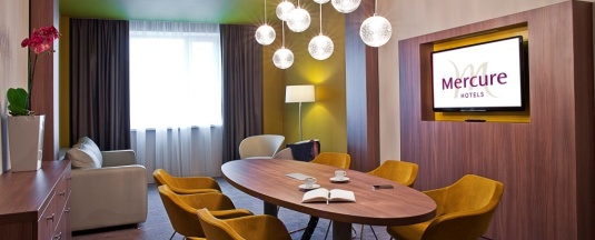 Номер Executive Suite c большой двуспальной кроватью в МЕРКЮР ТЮМЕНЬ ЦЕНТР