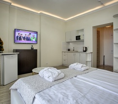 Двухместные апартаменты 10 c 1 комнатой с видом на море двуспальная кровать в Exclusive Hotel&Apartments