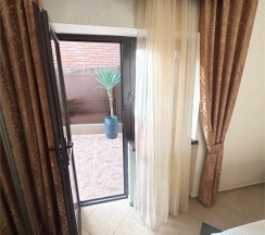 Трехместный номер с отдельным выходом во двор в Guest house city center