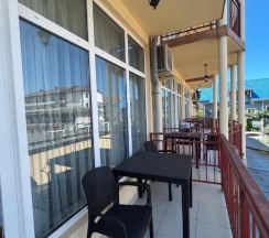 Комната улучшенная с 1 односпальной и 1 двуспальной кроватью в Марлита