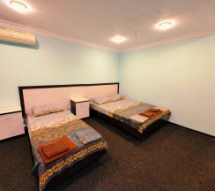 Номер комфорт улучшенный с 1 односпальной и 1 двуспальной кроватью в Гравитация