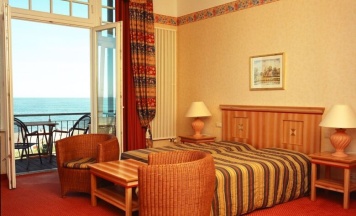 Двухместный номер Standard с балконом и с видом на океан двуспальная кровать в Strandhotel Möwe