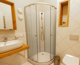 Стандартный двухместный номер с одной двухспальной кроватью с удобствами в блоке в Лимонад