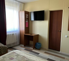 Трехместный номер с двуспальной и односпальной кроватями в Этно хостел