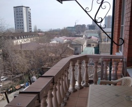 Люкс с балконом и с красивым видом из окна в Central