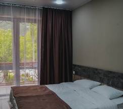 Люкс 3-х комнатный с балконом в Ахтынские бани №1