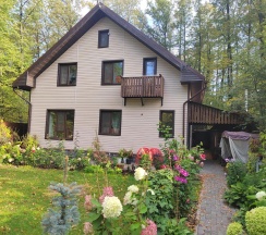 Дом с мангальной зоной в Гостевой дом в лесу у залива