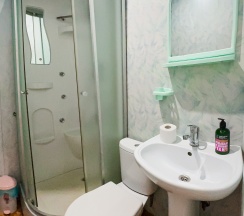 Трехместный номер с двуспальной и односпальной кроватями в Самсар