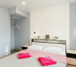 Комната в нежных тонах с двуспальной кроватью. в Star home