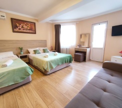 Семейный номер с балконом для 4х гостей (возможно доп. место) в Ника