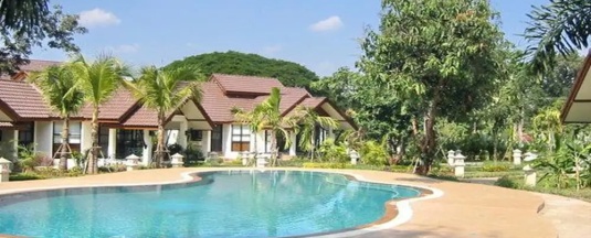 Двухместное бунгало с видом на бассейн двуспальная кровать в Pang Rujee Resort