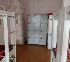 Кровать в общем номере с красивым видом из окна в На Орманова