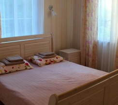 Коттедж с 2 комнатами с красивым видом из окна в Корница