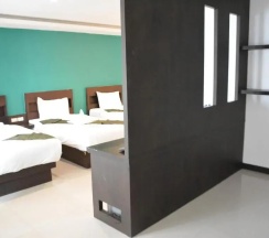 Трёхместный номер Улучшенный в Zephyr Grand Hotel