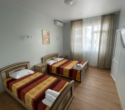 Трехместный номер с двуспальной и односпальной кроватями в Кристина