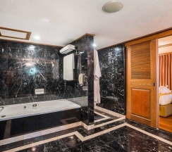 Люкс Royal с 2 комнатами в Royal Cliff Beach Hotel Pattaya