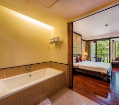 Двухместный номер Deluxe Grand двуспальная кровать в Duangjitt Resort & Spa