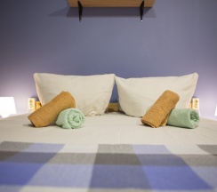 Четырехместный семейный номер с отдельным санузлом в Nice hostel