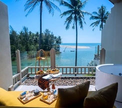 Полулюкс у моря Jacuzzi в Devasom Khao Lak Beach Resort & Villas