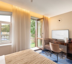 Deluxe с балконом и видом на город в V Hotel&Rooftop lounge