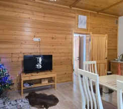 Четырёхместные апартаменты с балконом и с видом на город в White house in the mountains