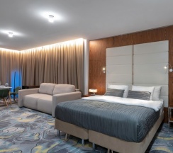 Апартаменты люкс с балконом для 5 гостей в V Hotel&Rooftop lounge