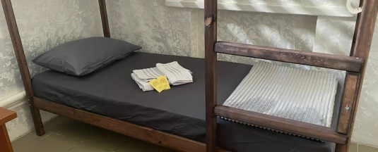 Кровать в 4-местном общем женском номере (верхний ярус) в Мёд