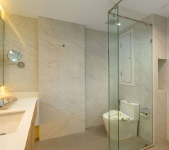 Семейный люкс Outdoor Bathtub Premium в Wyndham Garden Naithon Phuket