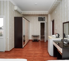 Трёхместная комната с тремя односпальными кроватями в Чайка