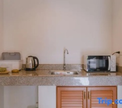 Трёхместная студия с балконом в Kataonsea Bungalows