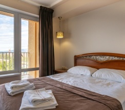 Двухместный полулюкс (Главный корпус) с 2 комнатами с балконом двуспальная кровать в Литфонд