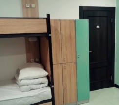 Кровать в мужском трехместном смежном номере (+WC) в Танский