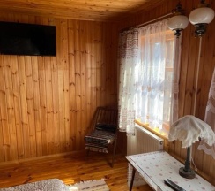 Коттедж с 1 двуспальной кроватью и 1 двухъярусной кроватью в Монастырская изба