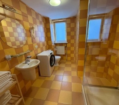 Коттедж с четырьмя спальнями в Солнечная на Оке