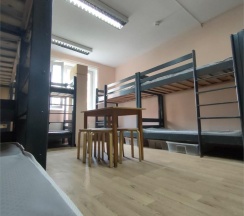 Кровать в 12-местном общем мужском номере в Рациональ
